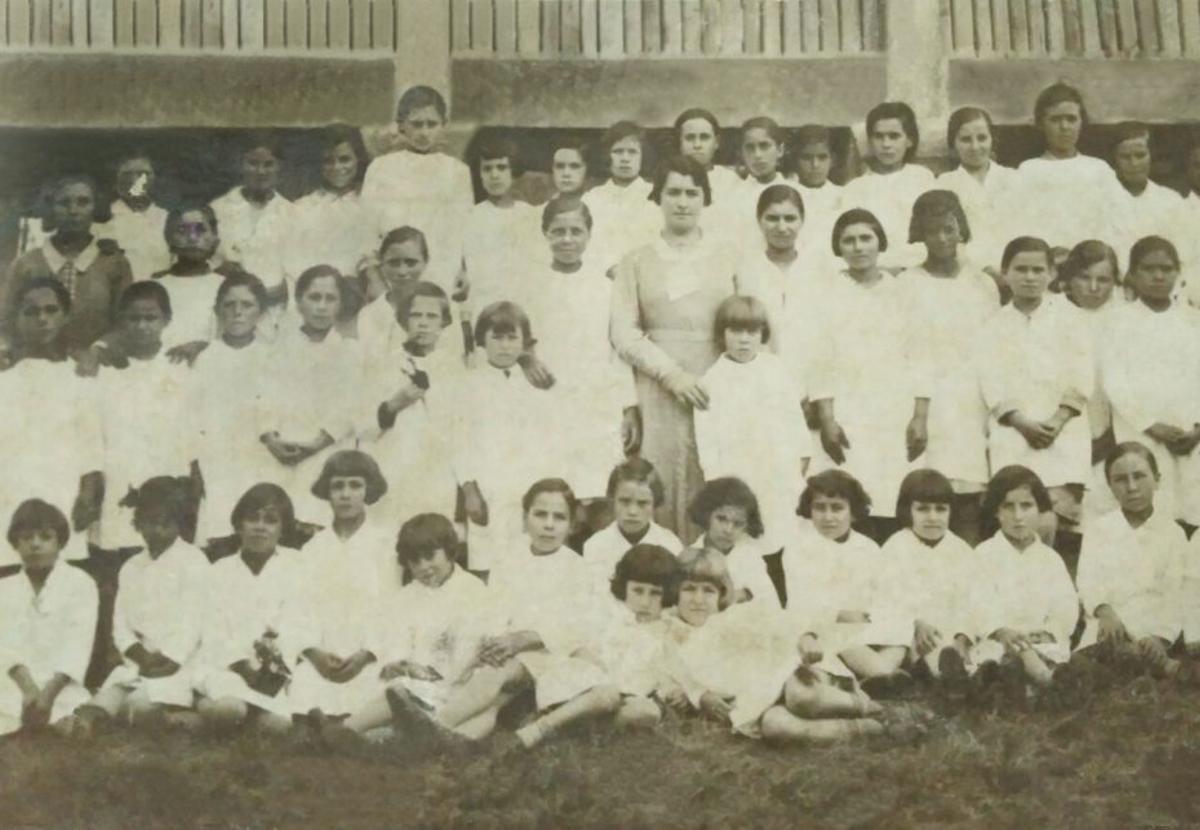 Fotografía de Pilar Poza Juncal con sus alumnas de Carracedo. Años 30. | FDV