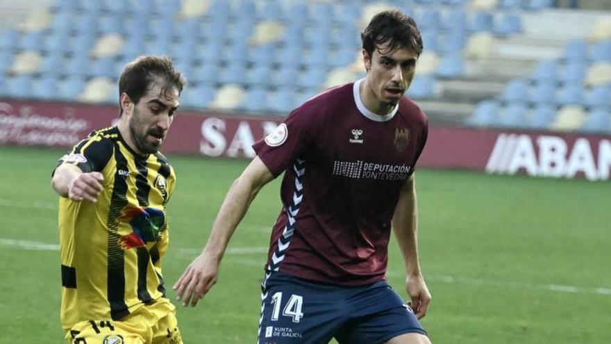 Samu Mayo toca la pelota en Pasarón ante un rival del Cayón.