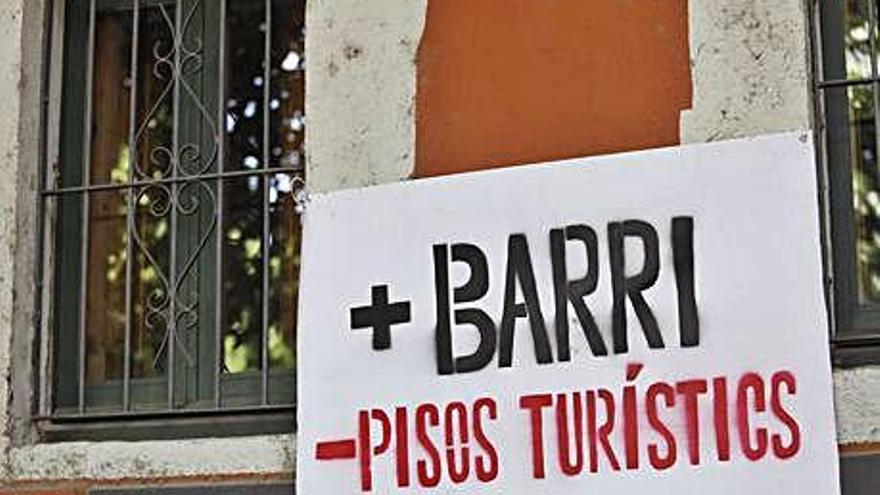 Pancartes contra pisos turístics a Girona.