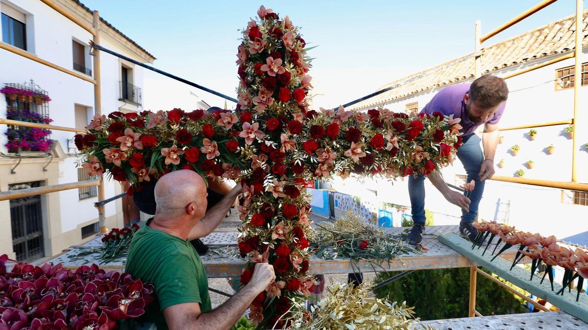 Instalación de la cruz en la plaza Conde de Priego.