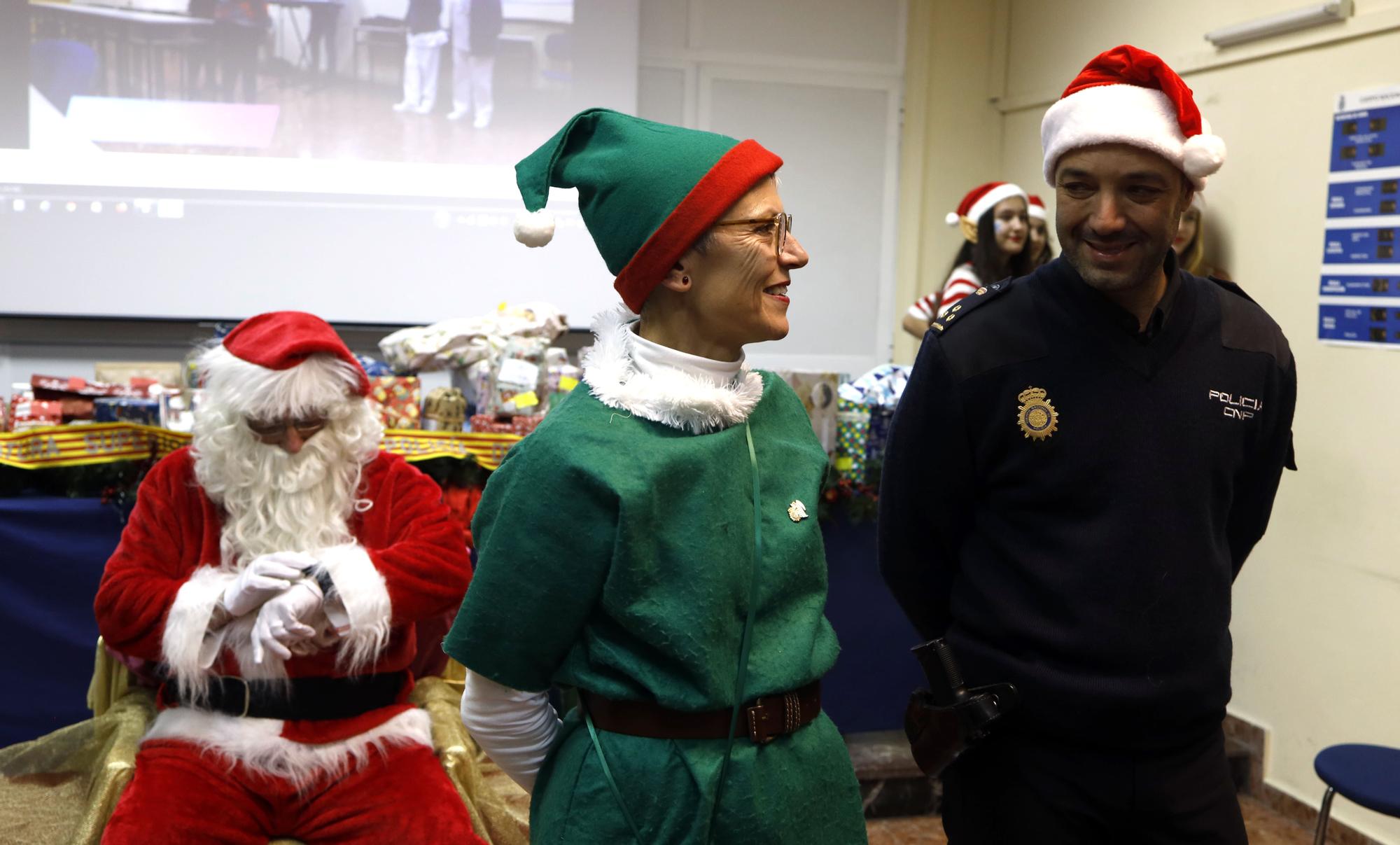 Papá Noel visita a los hijos de los agentes de Policía Nacional de Aragón