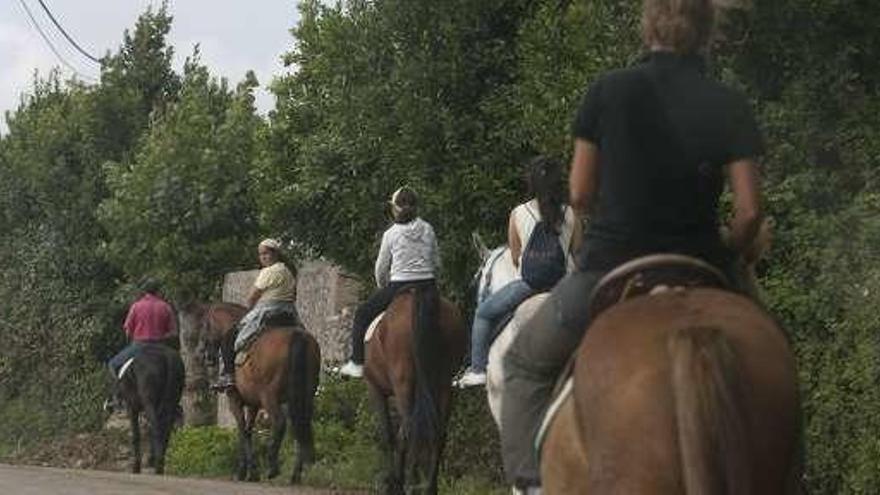 Participantes en una ruta a caballo.