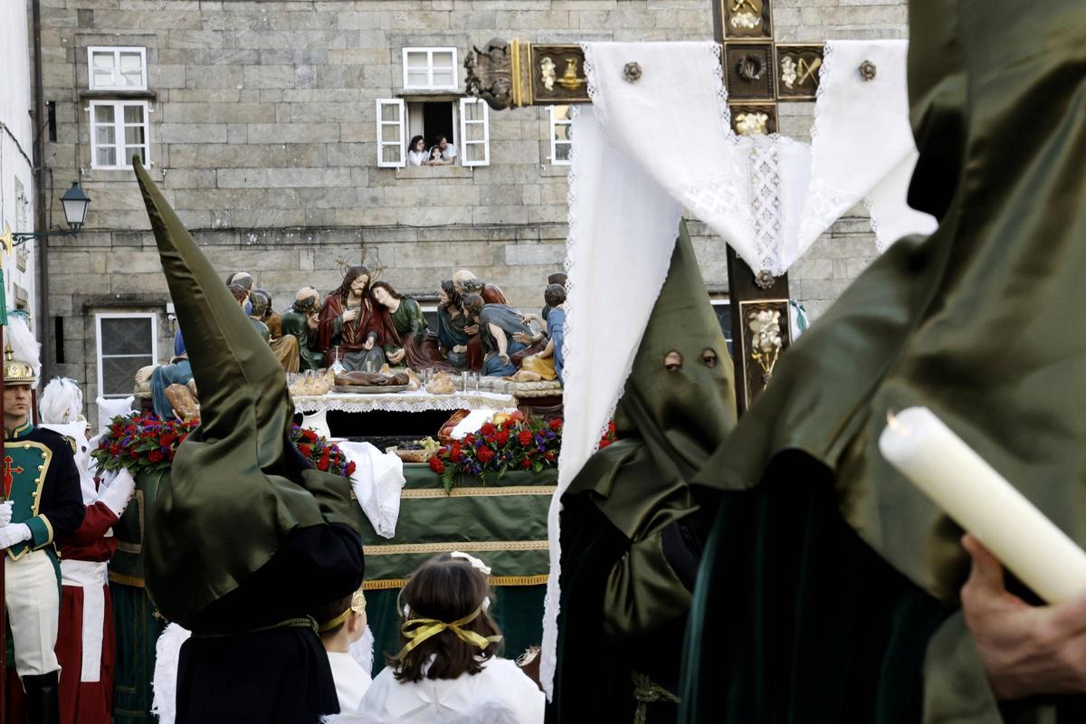 El lavatorio de los pies centra el Jueves Santo y da paso al día con más procesiones de la Semana Santa compostelana El lavatorio de los pies centra el Jueves Santo y da paso al día con más procesiones de la Semana Santa compostelana
