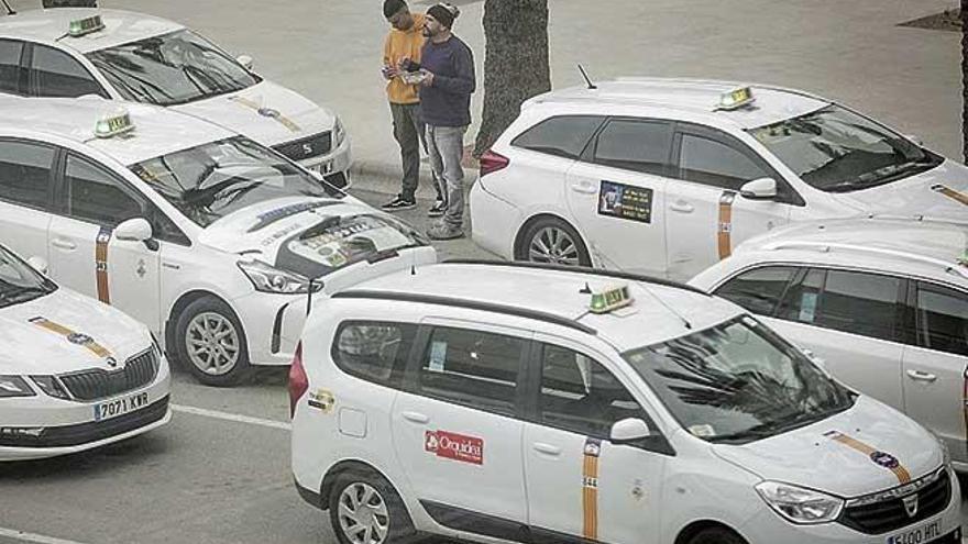 Taxistas llevarán a los sanitarios a los domicilios