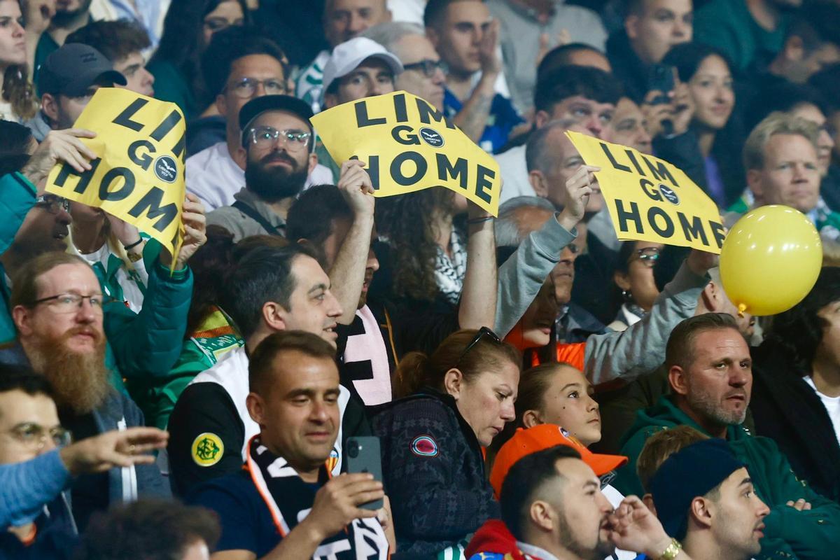 Aficionados del equipo mostrando con carteles su malestar con la actual gestión
