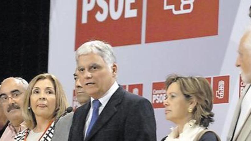 José Miguel Pérez, flanqueado por parte de su plancha electoral, admite la derrota del PSOE en Canarias.
