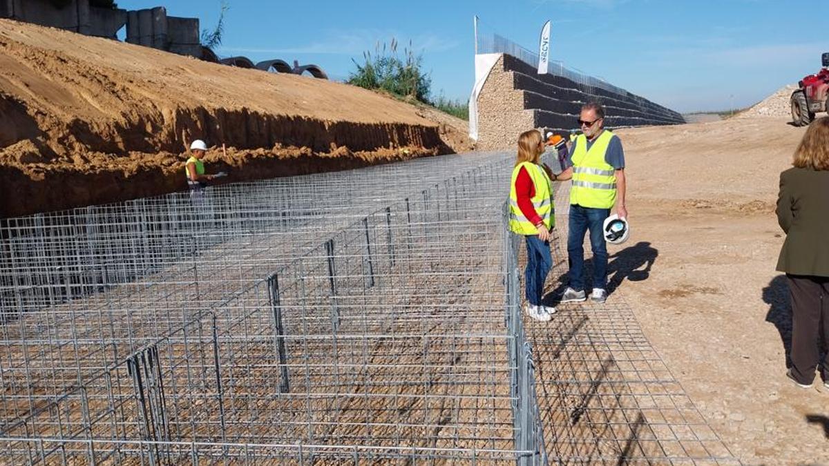 Trabajos de construcción de una mota junto al Magro a su paso por el término municipal de l’Alcúdia, en una imagen de archivo.