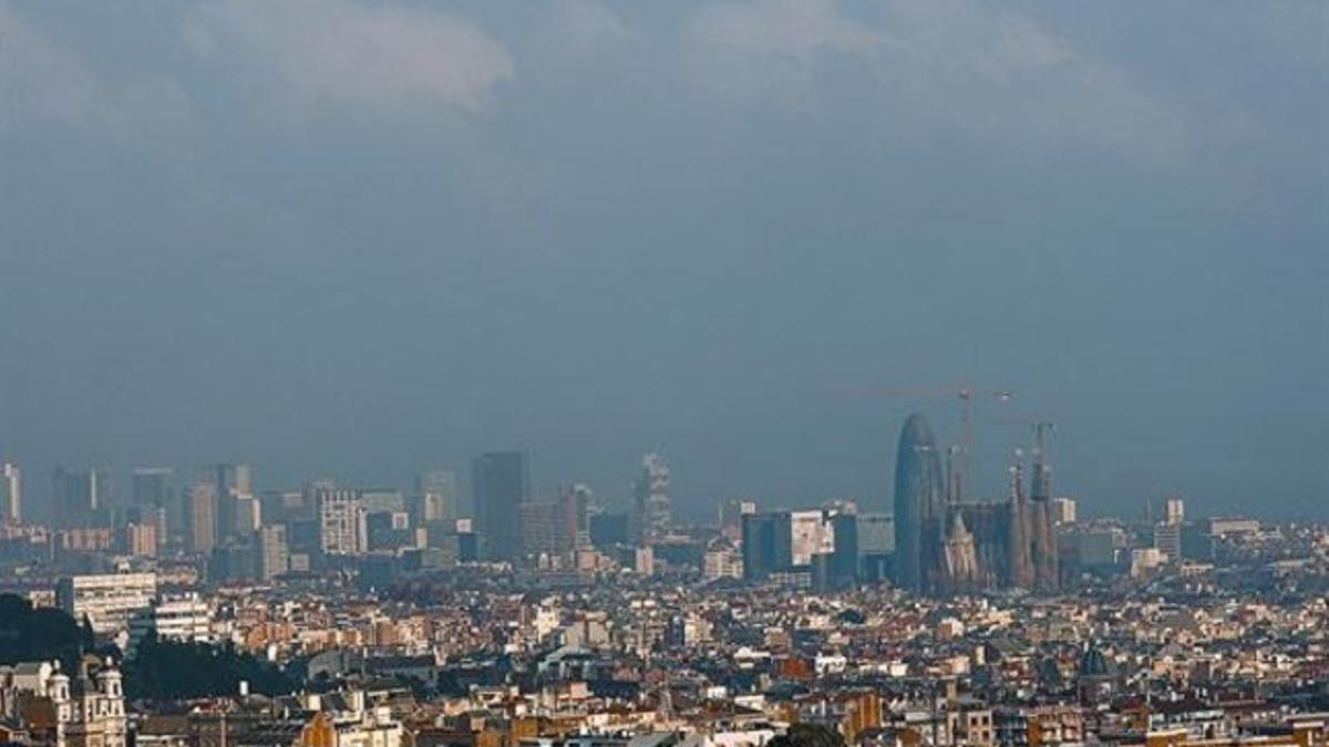 Manto de contaminación sobre Barcelona, en una imagen de octubre del 2012.