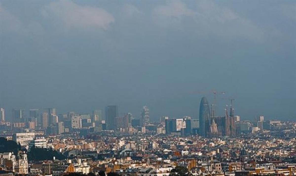 Mantell de contaminació sobre Barcelona, en una imatge de l’octubre del 2012.