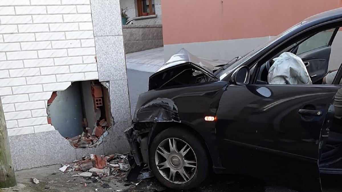 El boquete en la vivienda provocado por el choque del coche fugado