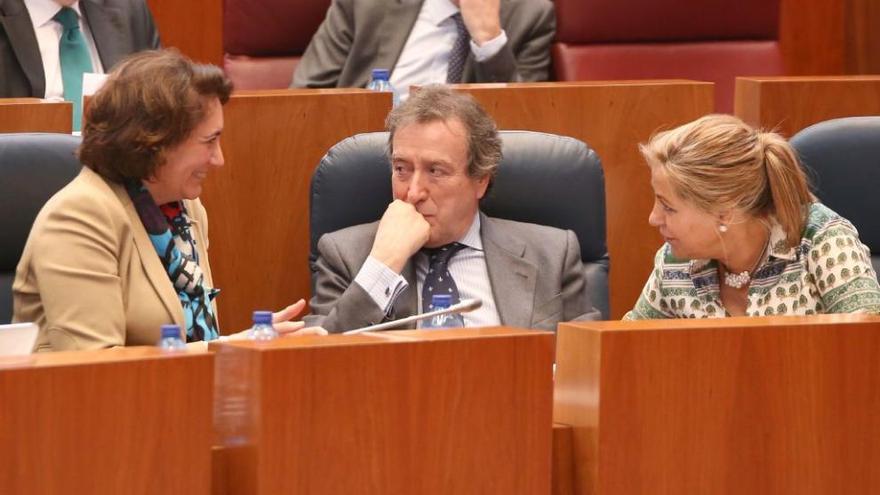 Jose Antonio de Santiago-Juárez, y las zamoranas, Josefa García Cirac, izquierda, y Rosa Valdeón, en el pleno.