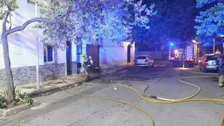 Incendio en una unifamiliar de Santa Lucía, en Cáceres, que queda seriamente afectada