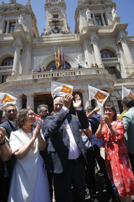 Baño de masas de Ribó y Gómez tras la constitución del ayuntamiento