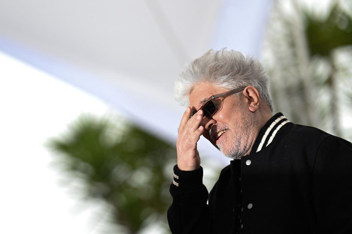 Pedro Almodóvar aterriza en Cannes. El cineasta estrena en Cannes el mediometraje ‘Extraña forma de vida’, con Ethan Hawke y Pedro Pascal, un wéstern protagonizado por dos gais que subvierte el género