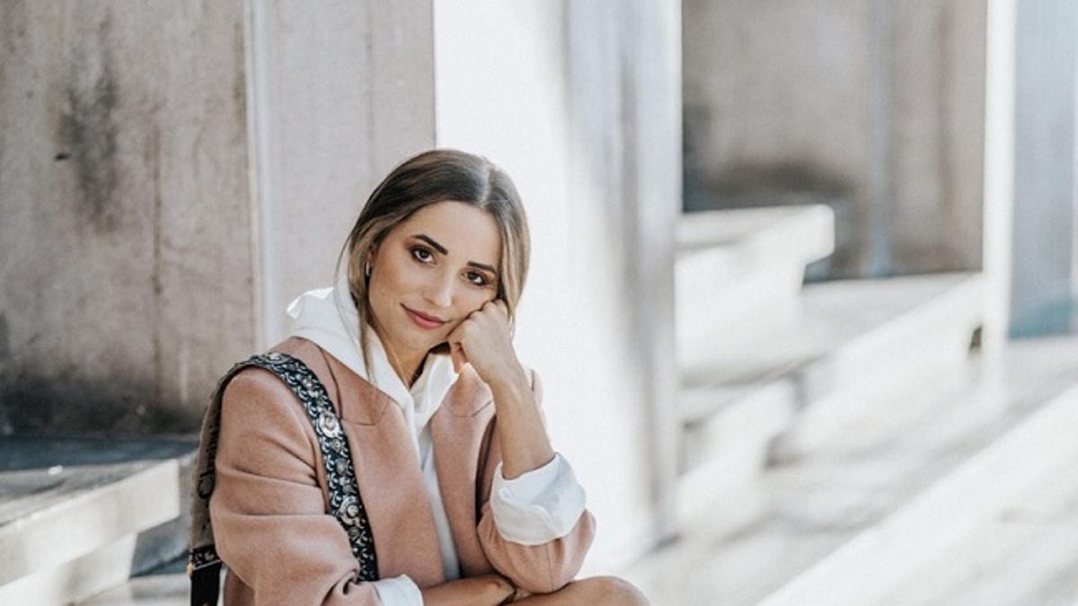 El look de Verónica Díaz JustCoco con bolso de Dior, chaqueta de Zara, sudadera de Zara Man y zapatillas Converse