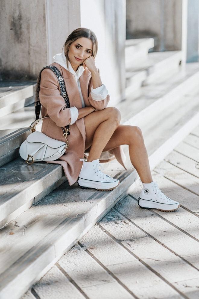 El look de Verónica Díaz JustCoco con bolso de Dior, chaqueta de Zara, sudadera de Zara Man y zapatillas Converse