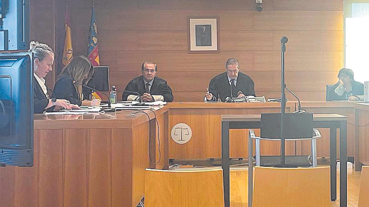 El juicio se celebró ayer en la Audiencia sin la víctima ni el acusado, que declaró por videoconferencia.