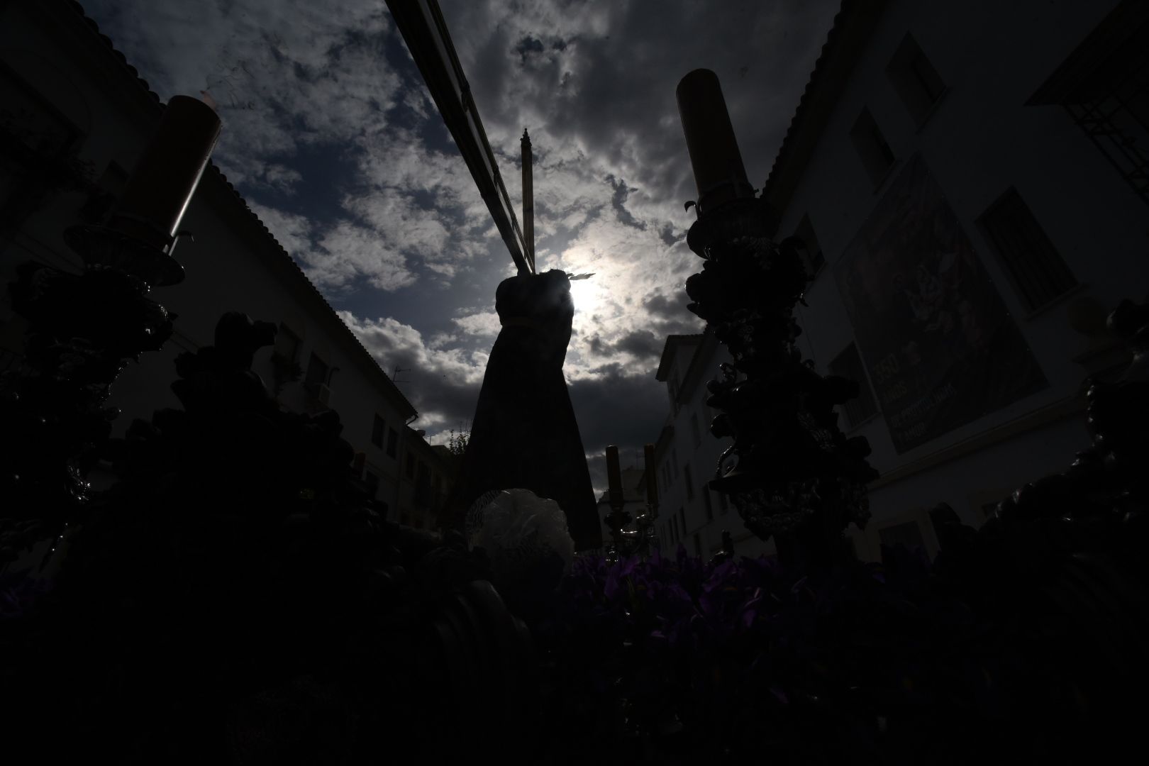 El Nazareno recoore las calles de su barrrio camino de la carrera oficial