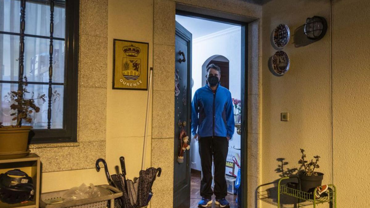 Javi Torres posa en la puerta de su casa.