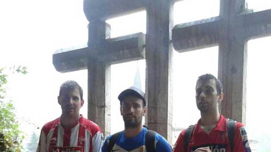 Cristian Suárez, Javier Camino y Hugo García, a su llegada a Covadonga.