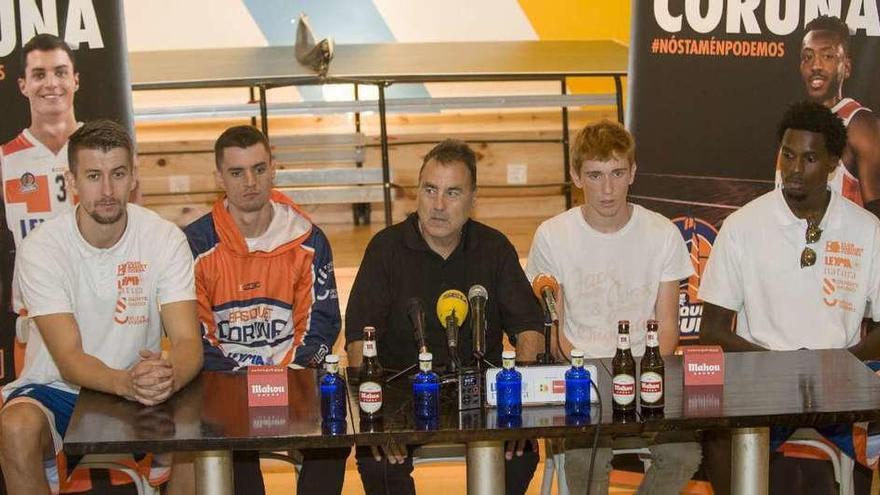 De izquierda a derecha, Mirza Bulic, Zach Monaghan, Gustavo Aranzana, el traductor del club y Axel Louissaint.