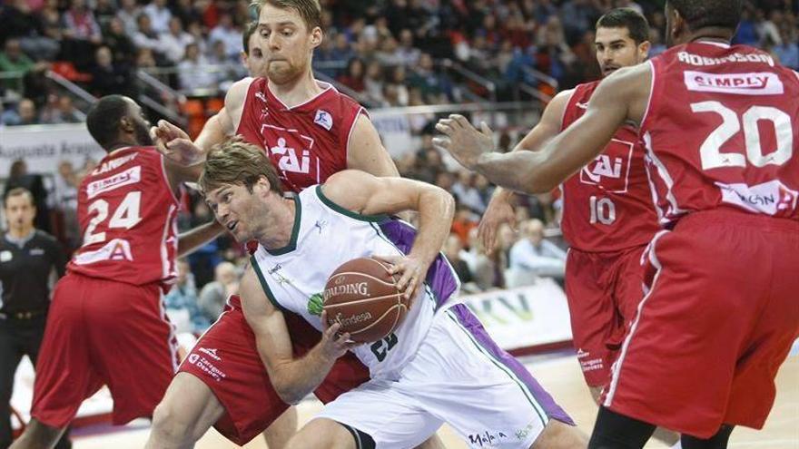 Brindis del CAI frente al líder (82-76)