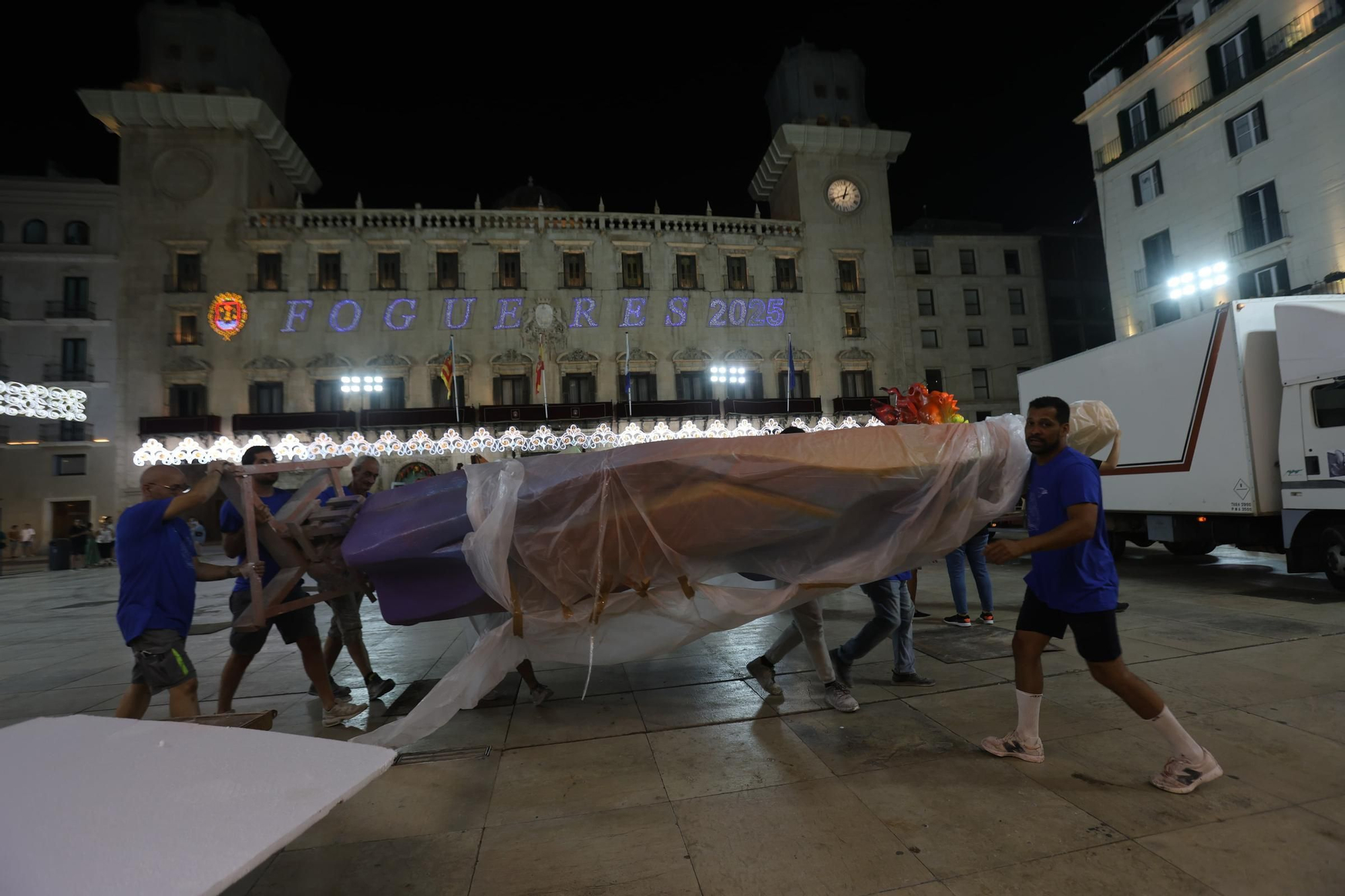 Las primeras piezas de la Hoguera Oficial 2025 llegan a la plaza del Ayuntamiento