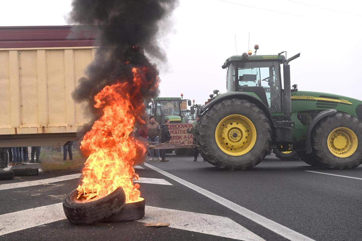 Agricultores catalanes protestan en Fondarella, en el Pla dUrgell (Lleida)