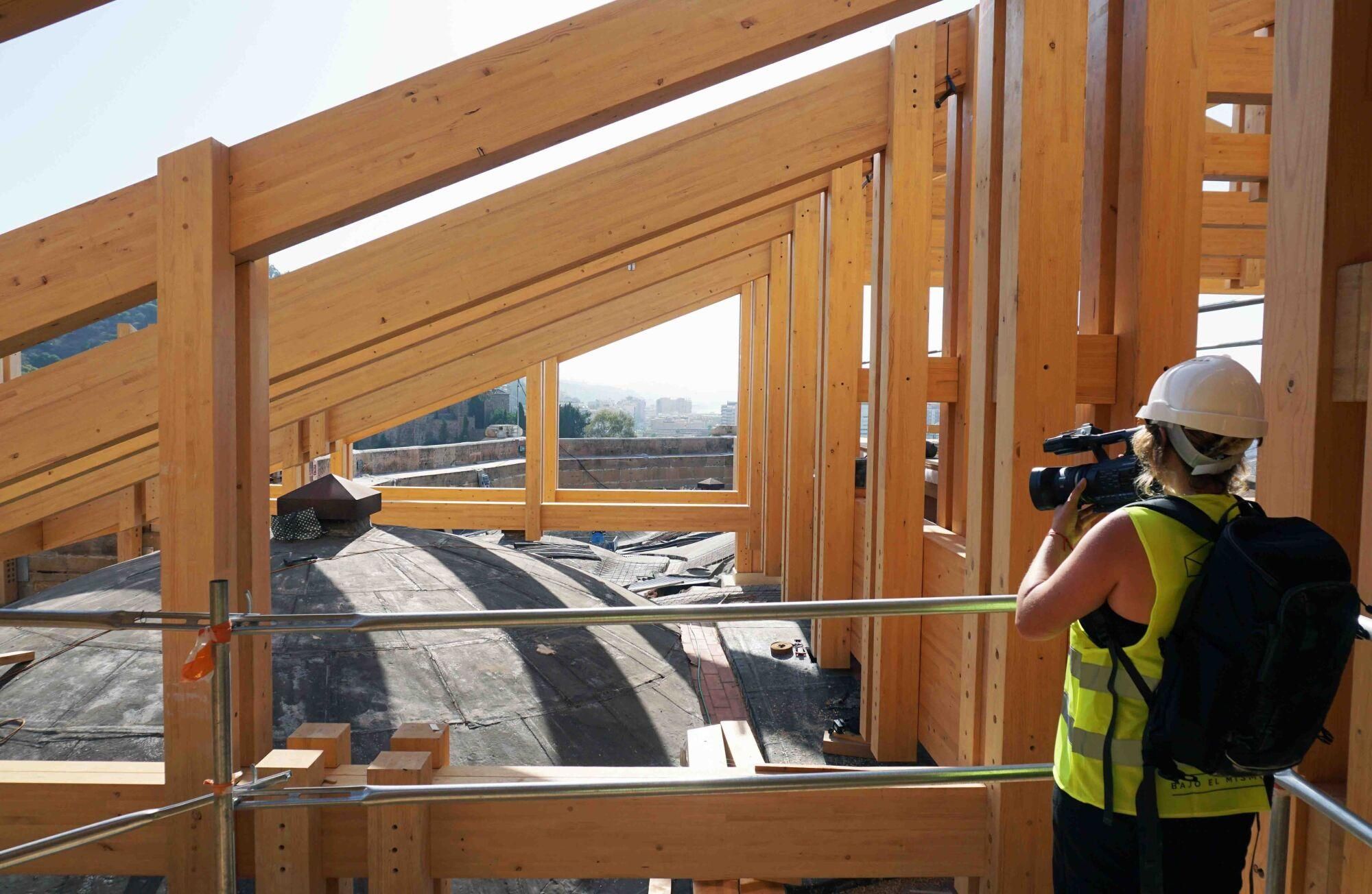 El Cabildo de la Catedral de Málaga realiza una visita guiada a la construcción del nuevo tejado, a cargo del arquitecto, Juan Manuel Sánchez La Chica, para ver el estado de las intervenciones que se vienen realizando