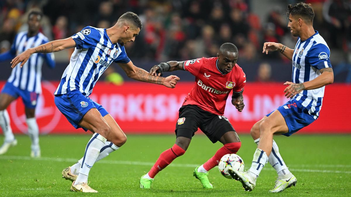 Moussa Diaby ante dos futbolistas del Oporto durante un partido de Champions League