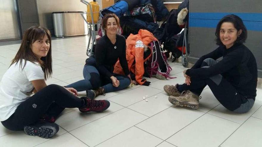 Verónica Romero, Chus Lago y Rocío García, en el aeropuerto antes de iniciar su travesía. // FdV