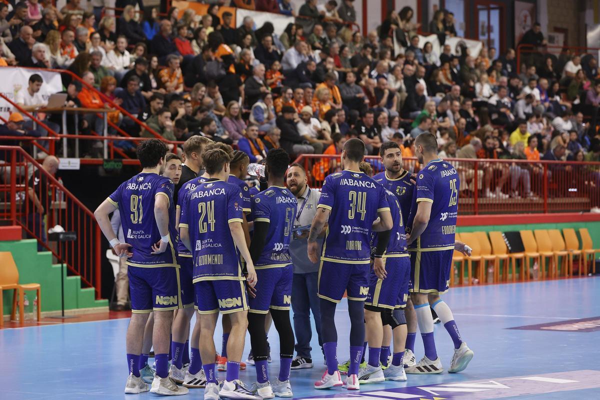 Moyano dando instrucciones en un tiempo muerto en Torrelavega.