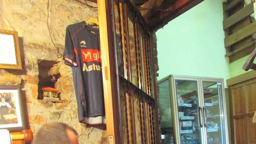Un cerrajero repara una de las cerraduras del restaurante El Roxín, de El Mazucu (Llanes).