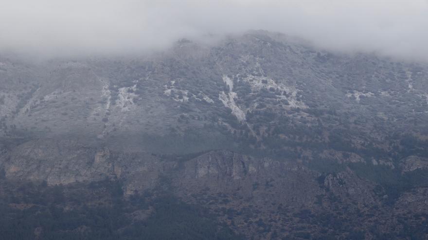 Una fina capa de nieve cubre la sierra de Xortà