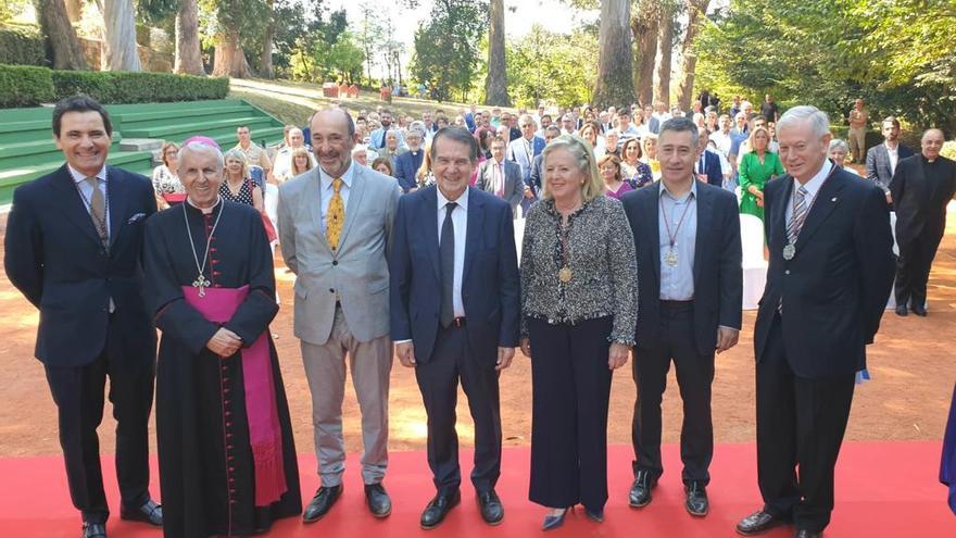 José Ricardo Troncoso, junto a Manquiña, que será el portador del pendón en la procesión; Abel Caballero; y Luis Quintero Fiuza.