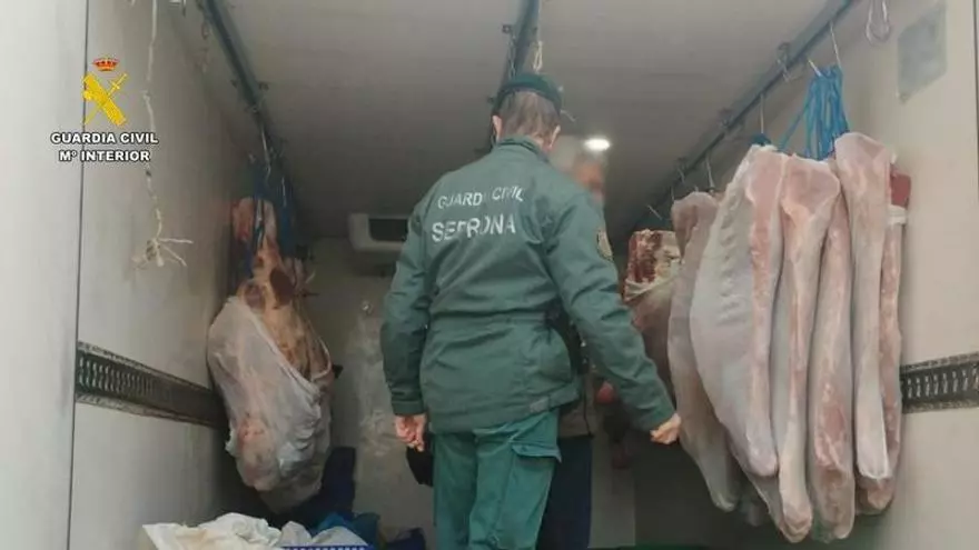 La Guardia Civil incauta 55 toneladas de carne y otros alimentos no aptos para el consumo en dos naves de Alicante
