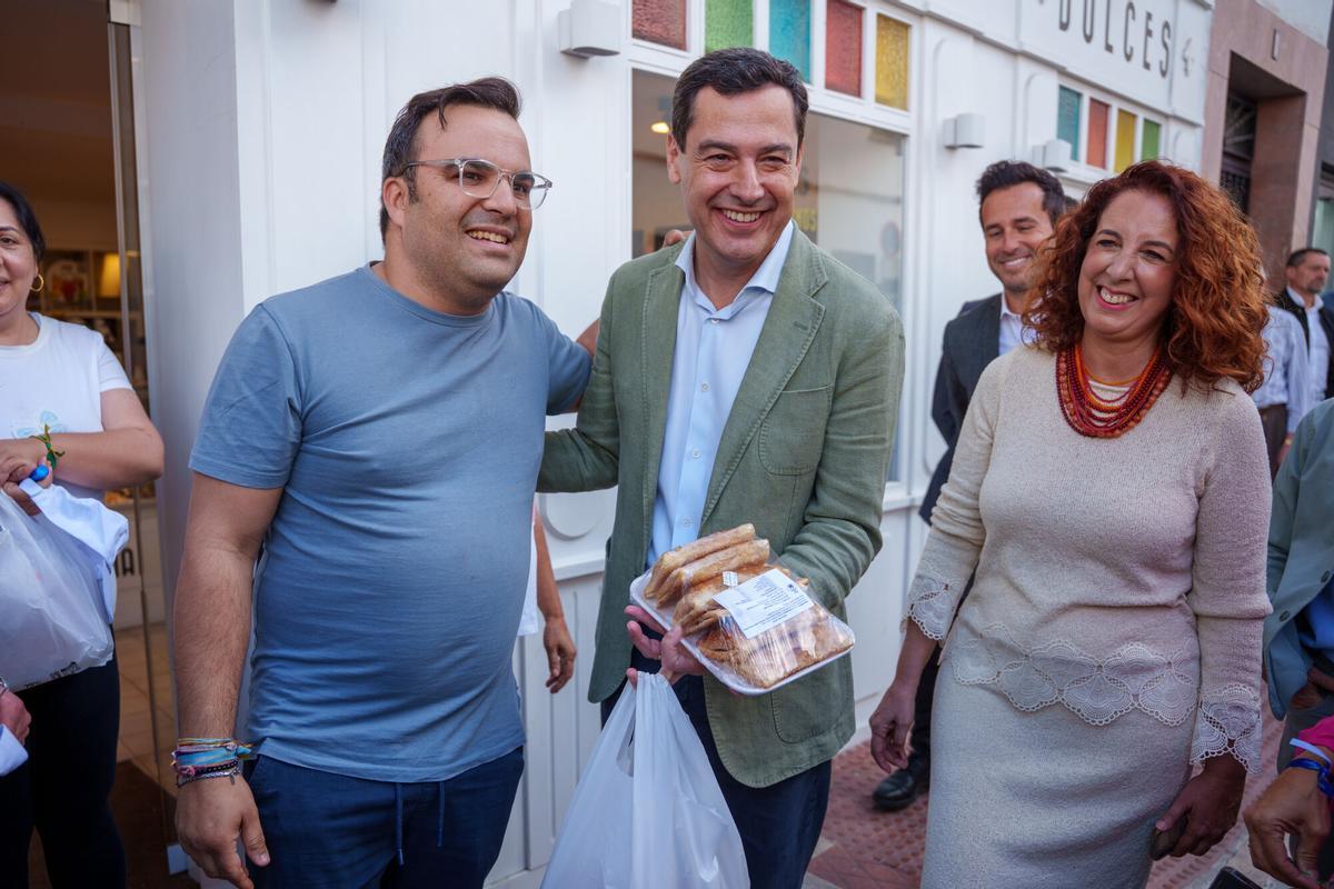 El presidente del PP andaluz y candidato a la reelección a la Presidencia de la Junta, Juanma Moreno, pasea por las calles de Alhaurín El Grande.