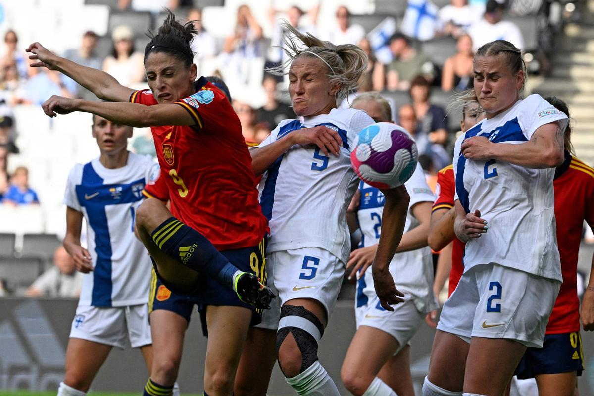 La delantera española Esther González (L) tiene un disparo fallido durante la Eurocopa Femenina de la UEFA 2022