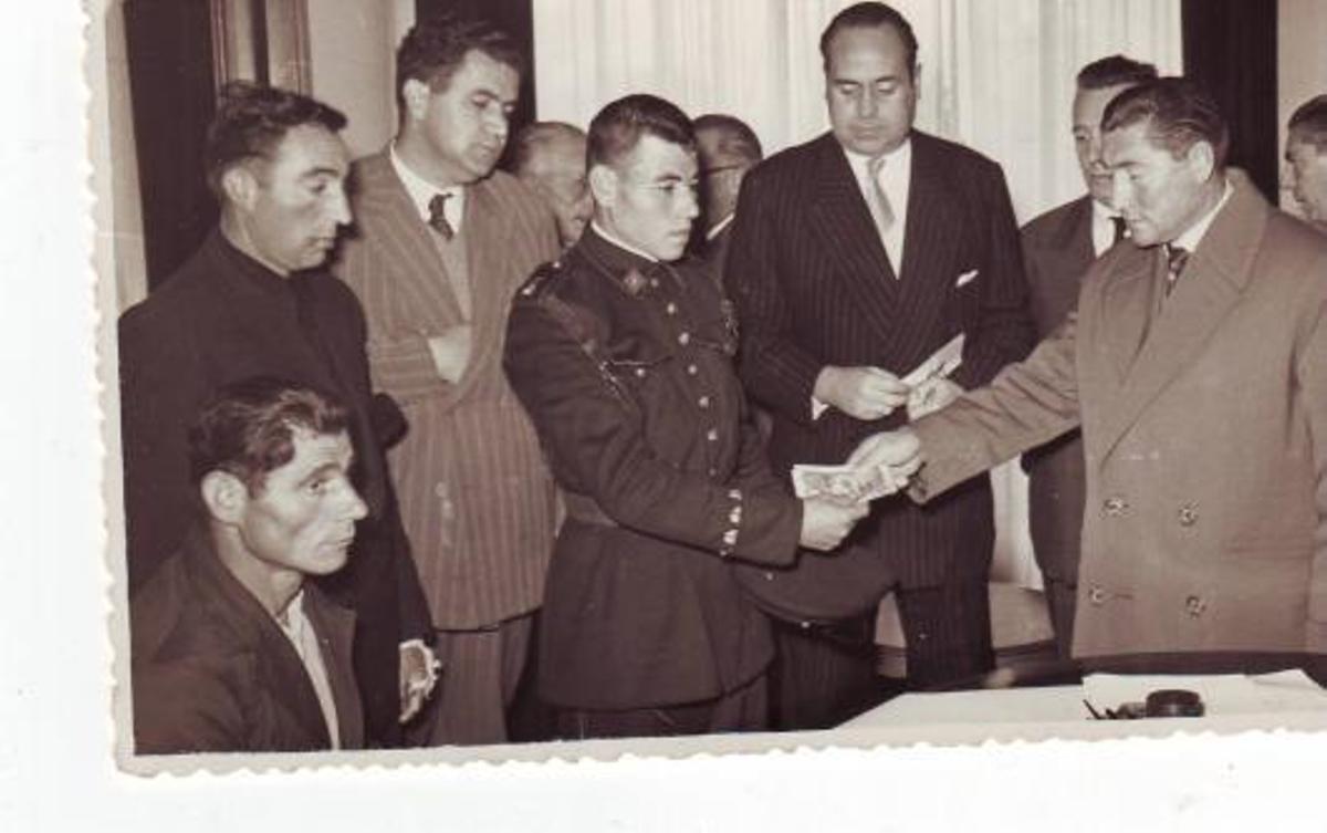 José de Sá fillo de Ricardo e irmán de Jaime recibindo unha axuda das autoridades. | // FAMILIAR