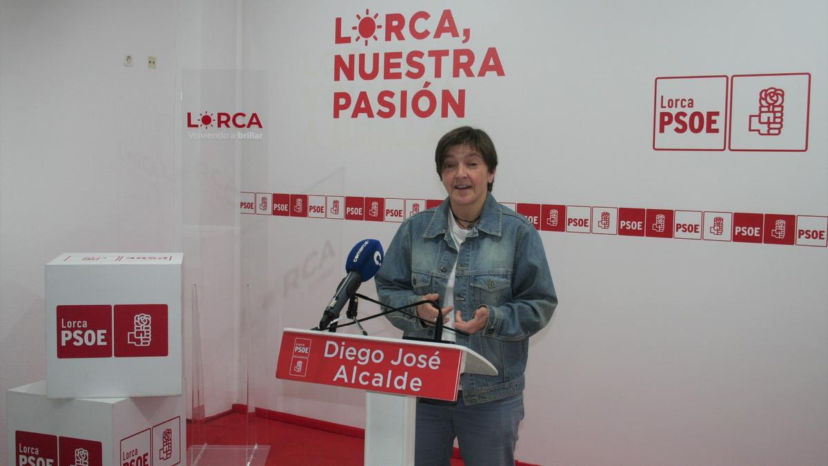 La edil de Servicios Sociales, María Dolores Chumilla, durante su comparecencia en la sede de los socialistas lorquinos.