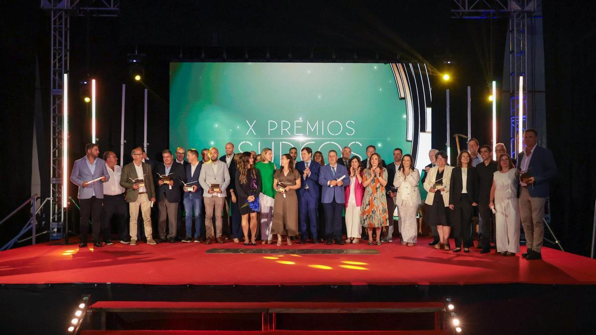 El presidente de la Junta, Alfonso Fernández Mañueco, en la foto de familia con todos los premiados.