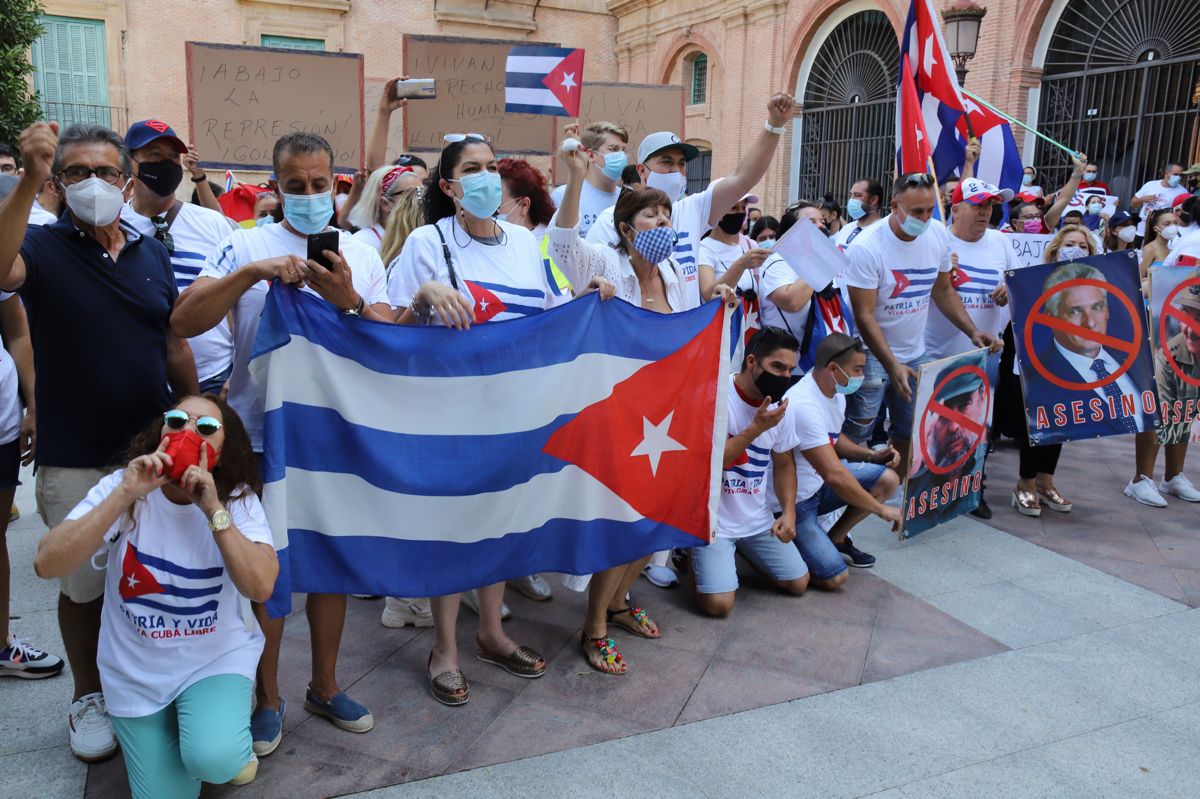 Cubanos de Murcia, en pie de guerra "contra el comunismo"