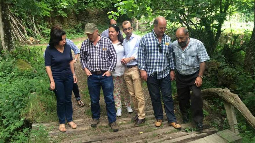 La consejera María Jesús Álvarez con Julio Martínez, vecino; Laura Álvarez, concejala de IU; el alcalde, José Víctor Rodríguez, José María Álvarez, concejal de Foro; y Vicente Martínez, vecino.