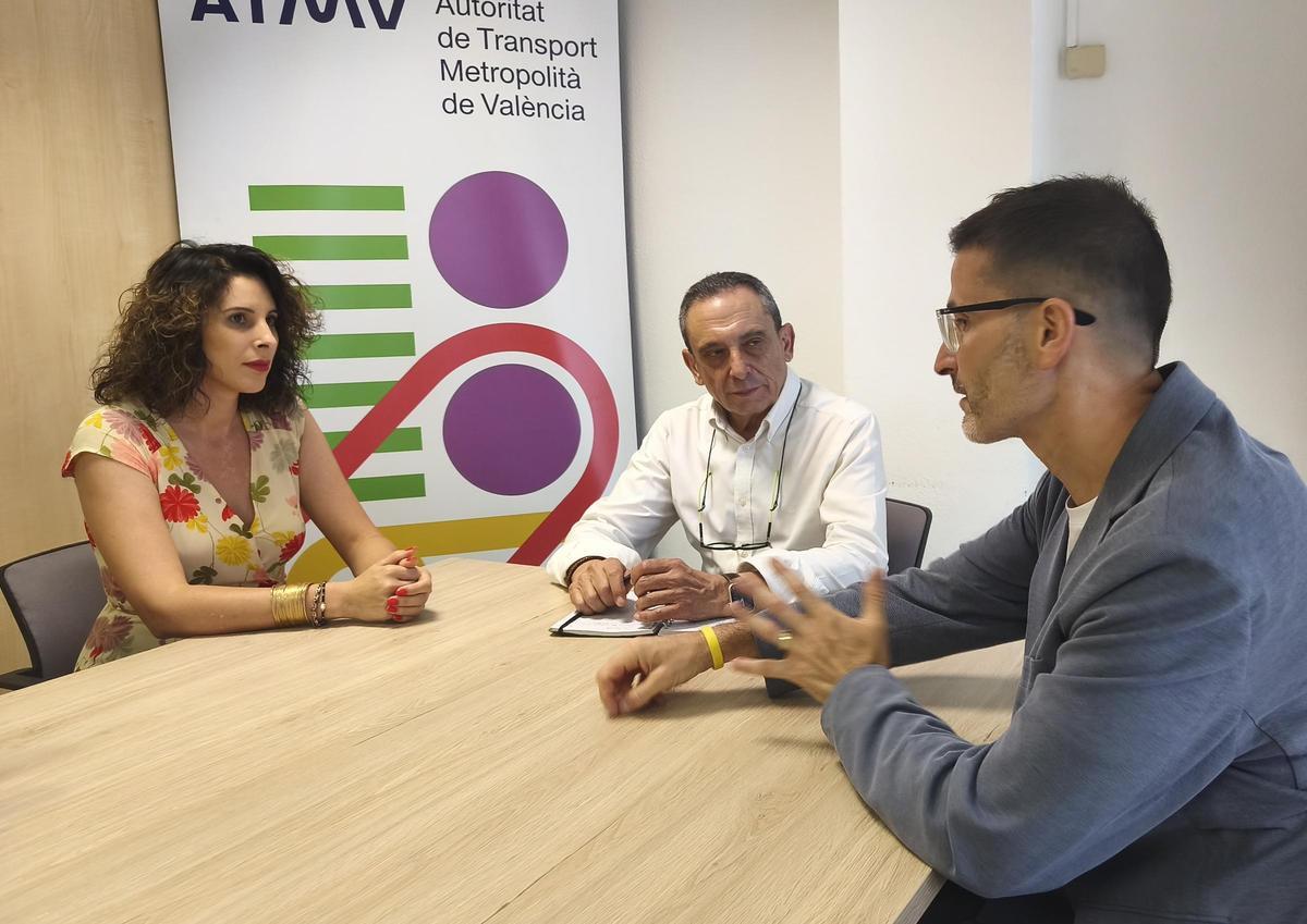 La alcaldesa de Quart de Poblet, Cristina Mora, junto al gerente de ATMV, José Antonio Moreno, y el concejal de Movilidad Nacho Rabanaque, en una reunión el pasado mes de julio