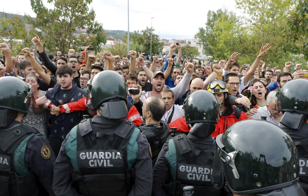 La Guàrdia Civil desallotja per la força el pavelló de Sant Julià de Ramis