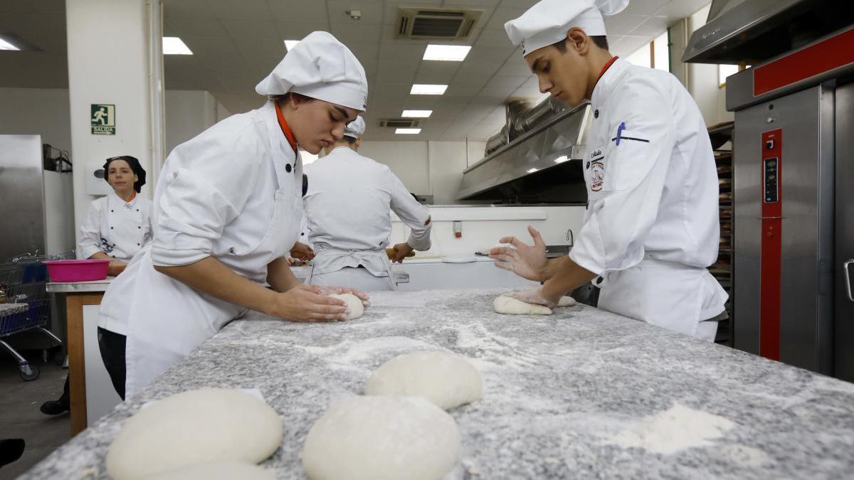 Dos estudiantes durante una práctica en una centro de Formación Prorfesional de la C. Valenciana.    M. á. MOntesinos