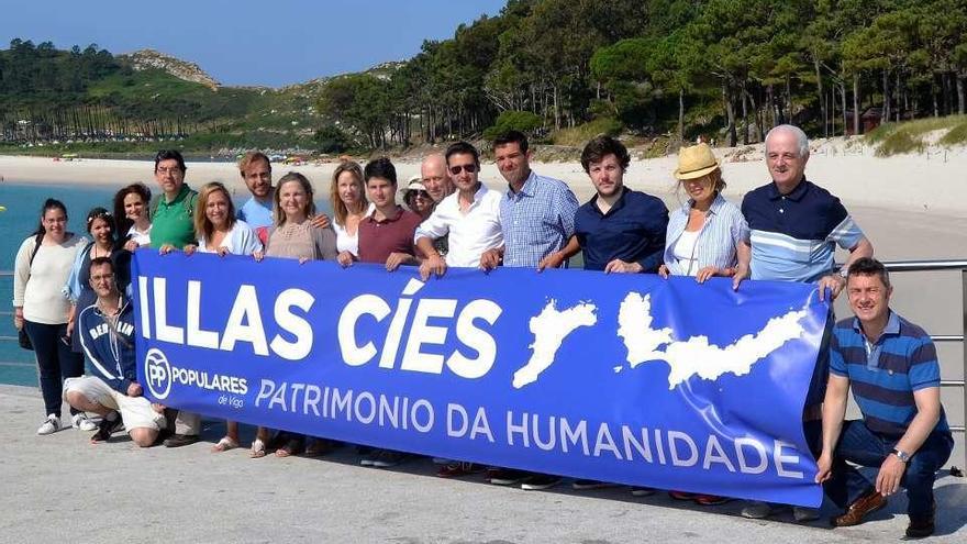 Candidatos y cargos del Partido Popular, ayer en un arenal de Cíes. // FdV