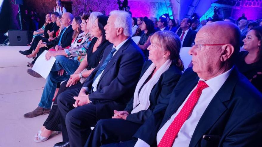 Antonio Hormiga, presidente de la patronal turística, primero por la derecha, junto a los cinco premiados en la Gala Distinguidos del Turismo 2022, anoche. | | ONDA FUERTEVENTURA