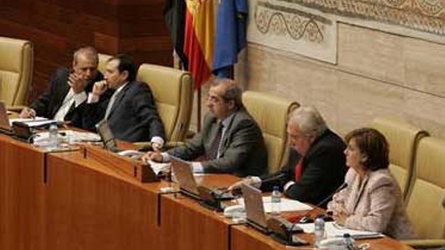 Sólo una mujer por cada 5 hombres llega a 3 legislaturas en la Asamblea