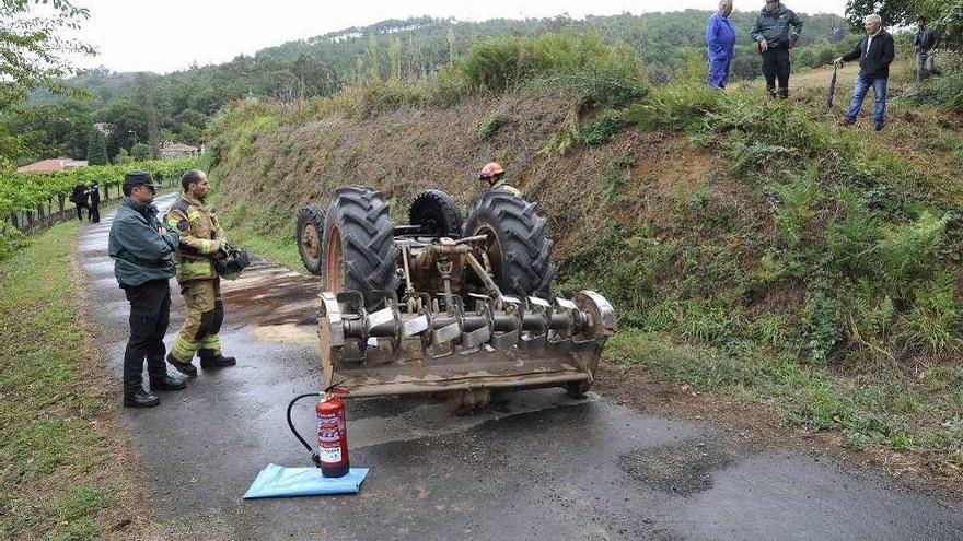 El tractor volcado junto a la finca que se dirigía el vecino de Piloño. // Bernabé/Javier Lalín